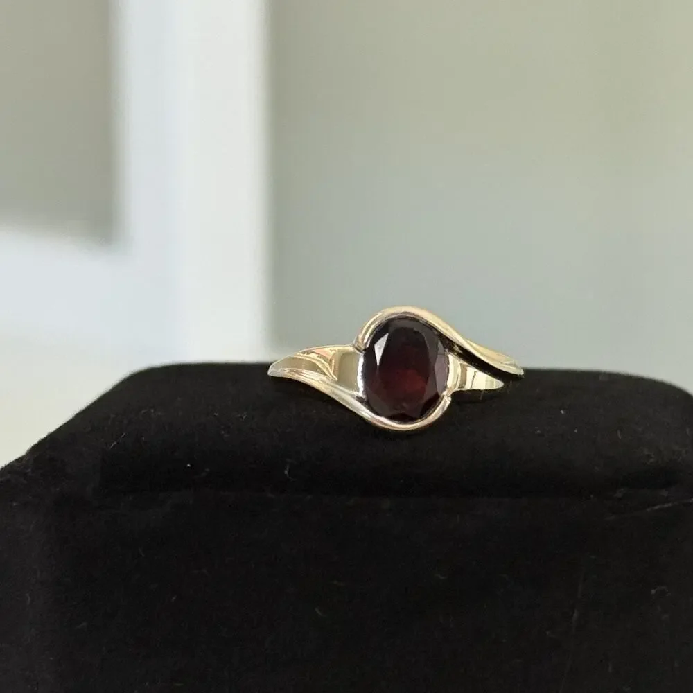 14K Gold Garnet Gemstone Solitaire Band Ring Size 4.5